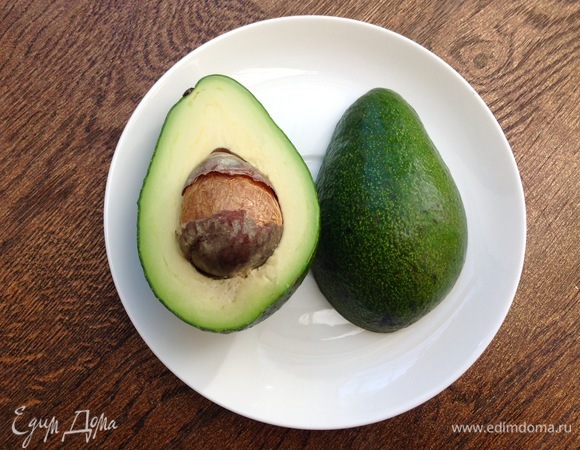 Чищу авокадо, вынимаю косточку.