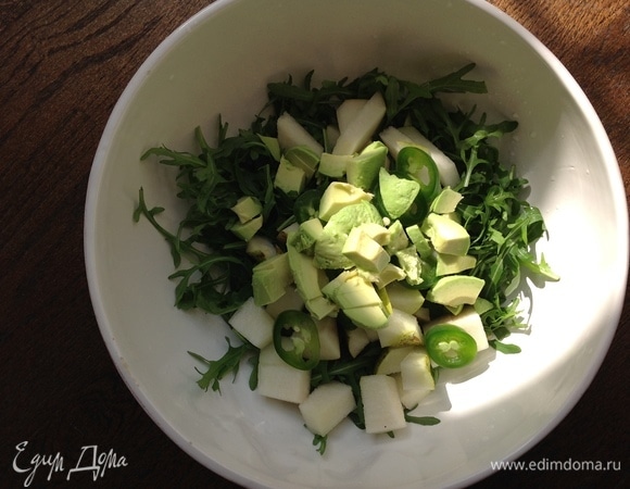 Нарезаю авокадо, перец халапеньо (можно убрать семена, он будет не такой острый).