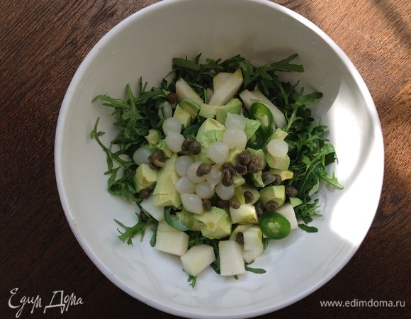 Добавляю каперсы, маринованный лук.