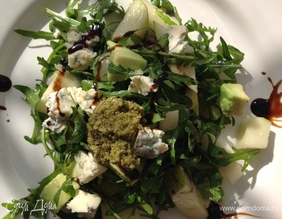 Добавляю оливковое масло, хорошо перемешиваю, затем кладу соус песто, сыр дор блю, поливаю бальзамическим кремом.