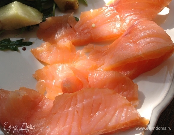 Тонко нарезаю форель. Собираю салат на тарелку.