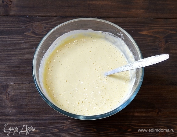 Смешайте все для блинов.