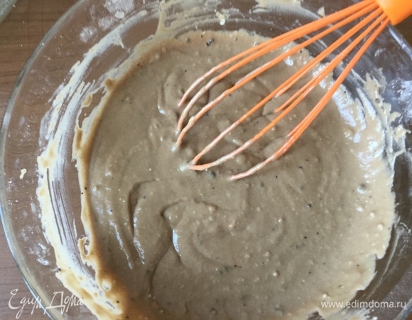 Соединяем жидкие и сухие компоненты.