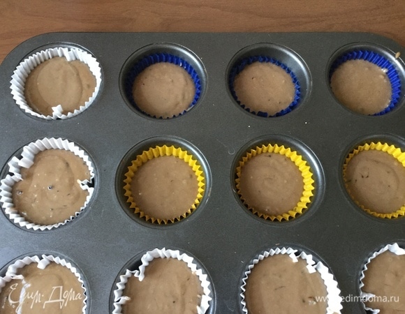 Разливаем по формам тесто и выпекаем при 180°C 20–25 минут.