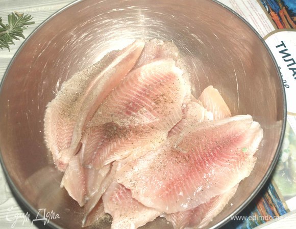 Промыть, обсушить бумажными полотенцами. Складываем в миску. Добавить 1 ст. л. растительного масла, соль, перец и аккуратно натереть каждый кусочек филе со всех сторон. Выкладываем в форму для запекания.