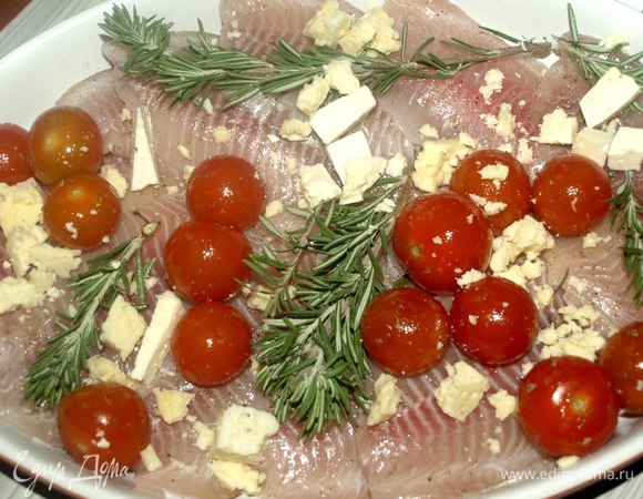 А можно добавить любой рассольный сыр. У меня овечий сыр, довольно твердый и соленый. Отправляем в разогретую до 180°C духовку на 20 минут.