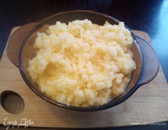 Сделать фарш из картофеля.