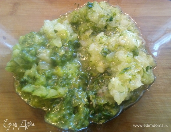 Пропустить через мясорубку укроп.