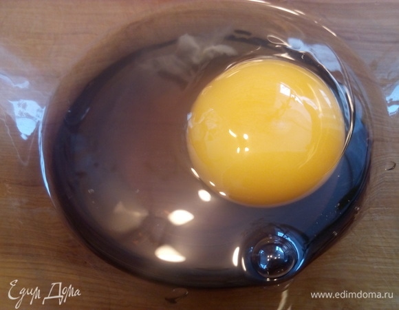 Добавить в чашку с фаршем яйцо.