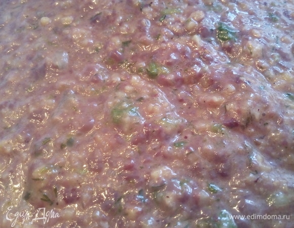 Хорошо смешайте и взбейте фарш.