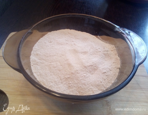 Приготовьте гречневую муку.