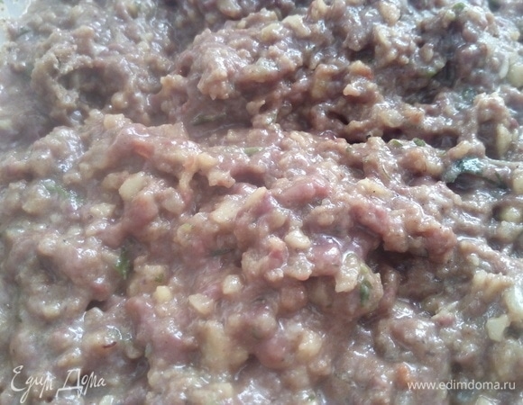 Добавьте муку в фарш и хорошо перемешайте.