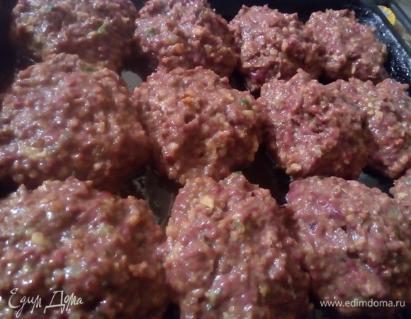 Сформируйте котлеты и сложите на лист. Поставьте лист в печку. Печь 45 минут при температуре 180°C.