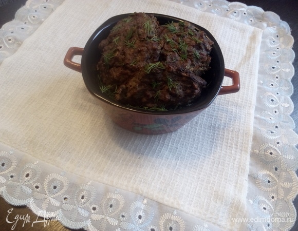 Готовые котлеты сложите в тарелку и немного посыпьте листьями укропа. Я рекомендую вам кетчуп с зеленью, возможно, с добавлением сметаны (нежирной) или майонеза (нежирного). Желаю вам приятного аппетита.