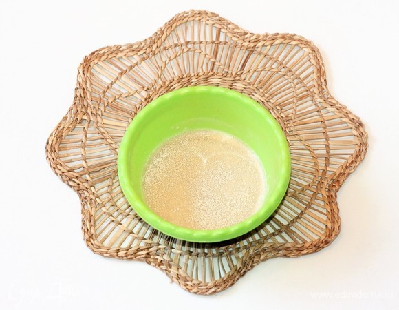 Приготовим опару: 1 ст. л. муки (от общего количества) смешать с 2 ч. л. сахара и 1 ч. л. дрожжей (без горок). В миску влить 50 мл теплой воды и вмешать дрожжевую смесь. Поставить миску с опарой в теплое место до появления пенной шапочки минут на 15–20.