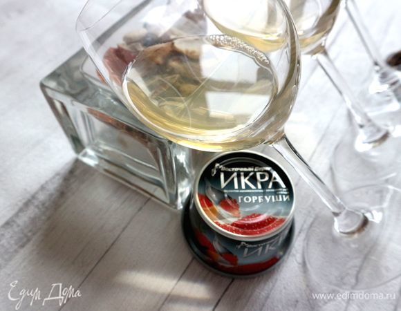 Желатин всыпать в горячее белое сухое вино (70–80°C), непрерывно помешивать до полного растворения порошка. Охладить, перелить в бокалы, расположенные под наклоном. Убрать в морозильную камеру бокалы с содержимым, расположив их так же под наклоном.