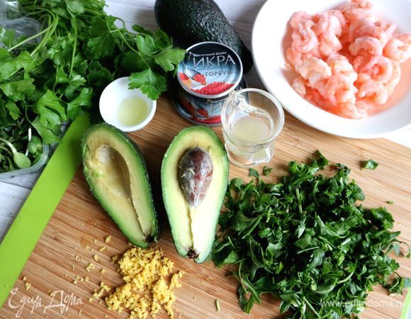 Зелень измельчить. Авокадо разрезать пополам, удалить косточку. Из лимона выдавить лимонный сок, натереть цедру лимона на мелкой терке.