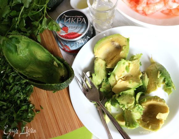 Вынуть ложкой мякоть авокадо.