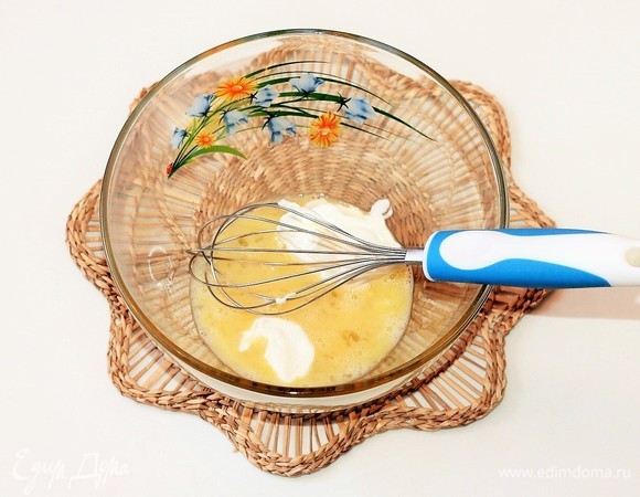 Добавляем в миску сметану (2 ст. л.), опару, оставшуюся соль и перемешиваем.