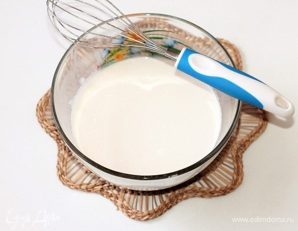 Вливаем в миску теплое молоко.
