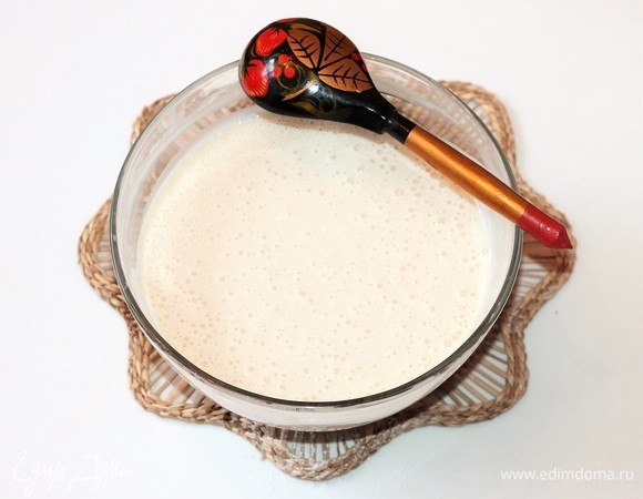 Вымешиваем тесто вначале ложкой, а затем взбиваем миксером до однородности. Накрываем миску сухим полотенцем и ставим в теплое место минут на 30.