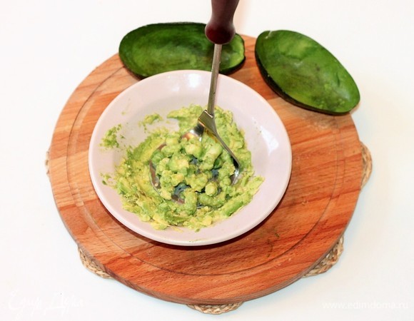 Приготовим начинку. Авокадо очищаем от шкурки и косточки, измельчаем.