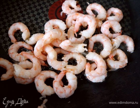Креветки просушить на сухой сковороде (1 минуту).