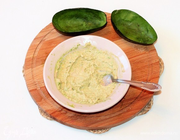 Смешиваем авокадо с мягким плавленым сыром и солим по вкусу. Начинка готова!