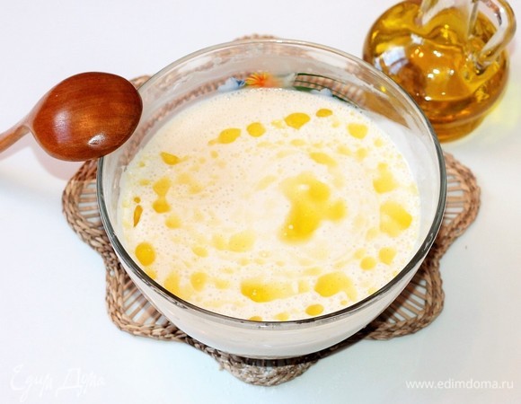 Когда тесто немного вспенится и образуются пузырьки, добавляем 1 ст. л. растительного масла и перемешиваем.