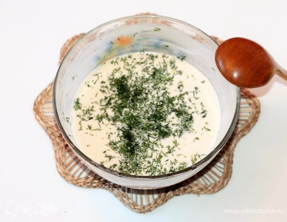 Мелко рубим укроп и немного перетираем с маленькой щепоткой соли до выделения сока. Добавляем укроп в тесто. Даем минут 10 настояться.