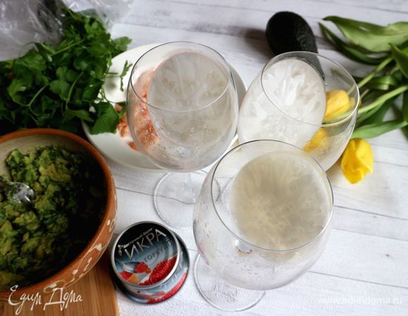 Вынуть винное желе из морозильной камеры после полного застывания.