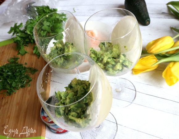 В нижнюю часть бокала, свободную от желе, поместить пюре из авокадо.