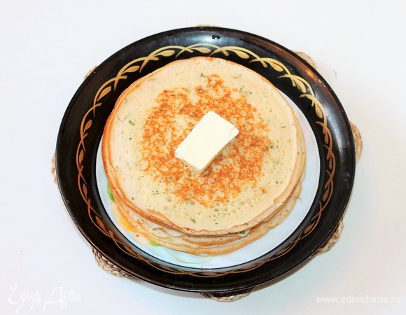 Каждый готовый блин кладем на тарелку, смазываем сливочным маслом и накрываем крышкой, чтобы не остывали. Блины готовы!