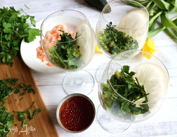 Сверху пюре из авокадо поместить немного зелени.