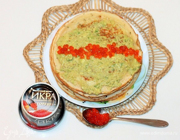 На готовые блины выкладываем начинку (1 ч. л.) и по 1 ч. л. красной икры ТМ «Восточный берег».