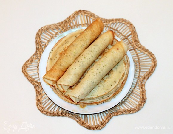 Сворачиваем блины в трубочку. На один домик у меня ушло 15 блинчиков.