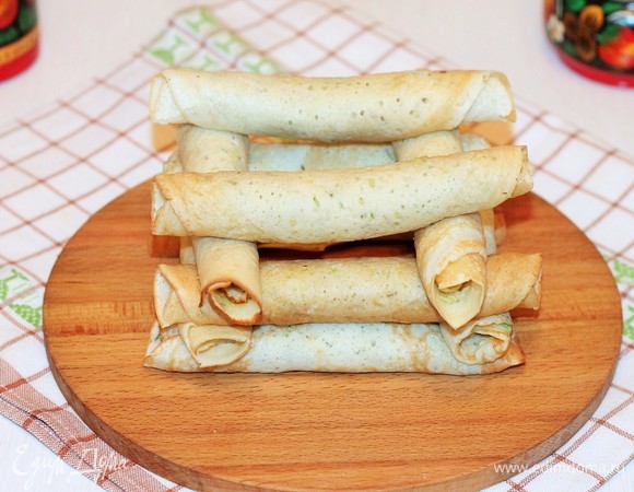 И начинаем «строить» из блинов избушку с помощью зубочисток или деревянных шпажек.