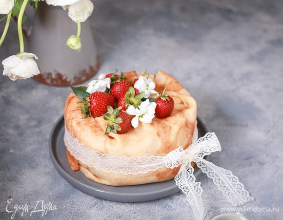 Из указанного выше количества ингредиентов получается примерно 20 тонких блинчиков диаметром около 10 см. В зависимости от размеров вашей формы или количества гостей, которых собираетесь угощать, вы можете использовать либо все блинчики, либо только часть. Я использовала 14 блинчиков, при этом очень плотно намазывала крем. Фрукты, как и варенье, можете использовать любые, которые имеются под рукой. В сезон можете вместо варенья добавить пюре из свежих ягод, но тогда не забудьте увеличить количество сахарной пудры/сахара. И про начинку: можете использовать перетертый творог, заварной крем или, как я, сливочный сыр и взбитые сливки. Все будет вкусно)