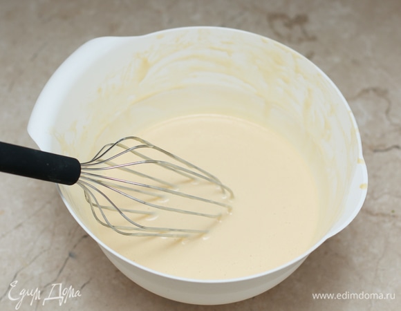 Для блинчиков: разбейте яйца, добавьте примерно половину молока, соль и всю муку, тщательно перемешайте, чтобы не было комков, и оставьте как минимум на 30 минут. Можно подготовить тесто накануне вечером и оставить на всю ночь в холодильнике.