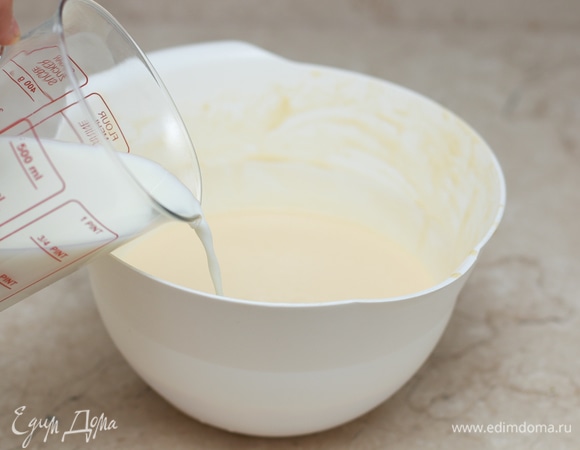 Влейте в отдохнувшее тесто (оно станет намного гуще) остаток молока и перемешайте. Поставьте на огонь сковородку, чтобы она как следует разогрелась.