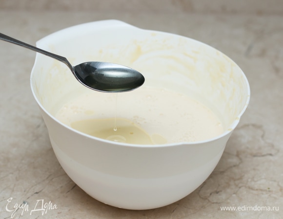 В последнюю очередь влейте в тесто растительное масло, перемешайте. Тесто будет очень жидким.