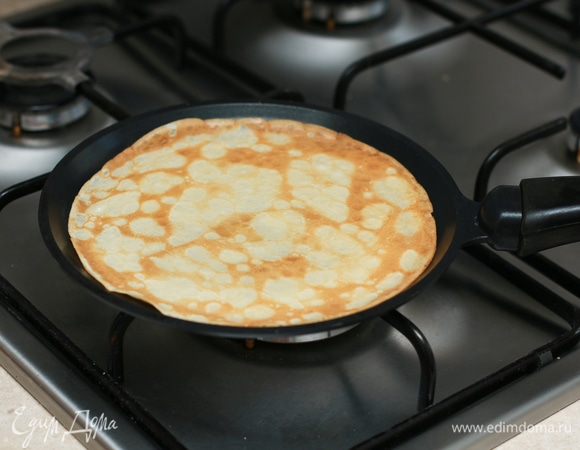 Главный секрет хороших блинчиков — правильная сковородка. Я пеку на сковороде с антипригарным покрытием, ее вообще не нужно смазывать маслом. После готовности складываю блинчики стопкой и накрываю крышкой, так они получаются особенно мягкими и нежными.