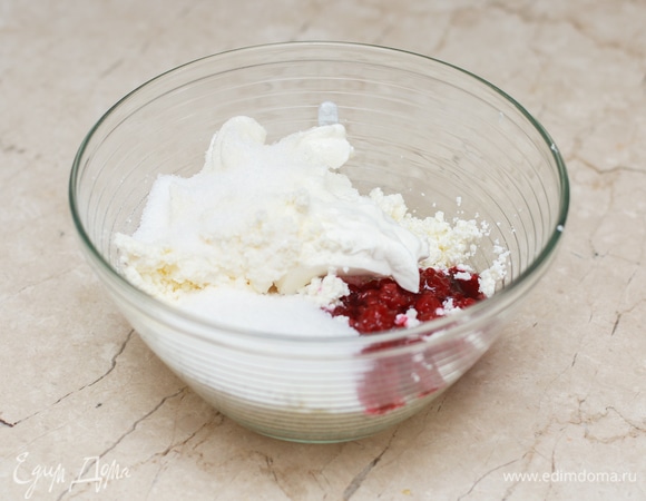 Пока пекутся блинчики, приготовьте крем. Смешайте творожный сыр (можно также добавить творог), часть сахарной пудры, ванильный сахар и варенье. Можете смешатьть все ингредиенты в блендере.