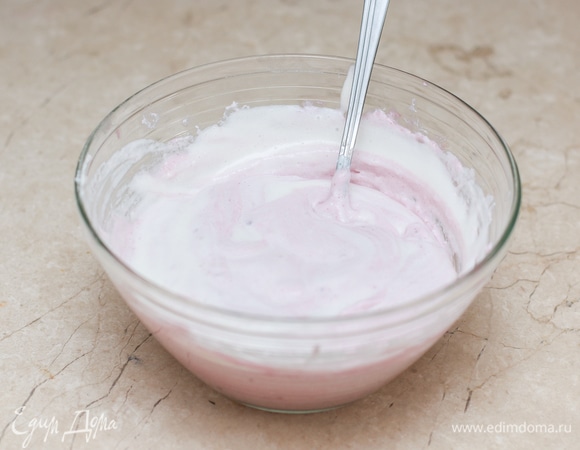 Взбейте с оставшейся сахарной пудрой сливки (чтобы сливки хорошо взбивались, они должны быть очень холодными) и перемешайте с сырной массой. Попробуйте крем на вкус и добавьте еще варенье или сахарную пудру по своему вкусу.