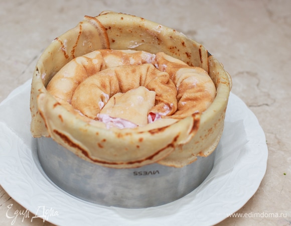 Уложите рулеты во внутрь формы. Уберите форму в пакет и оставьте в холодильнике на пару часов, чтобы торт настоялся.