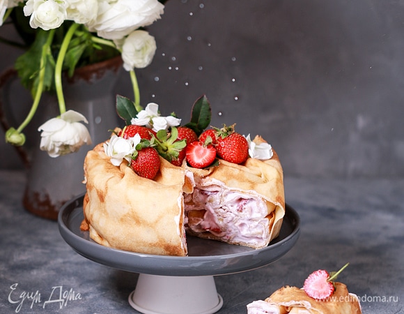 Украсьте торт свежими ягодами по своему вкусу и зовите своих дорогих людей к столу.