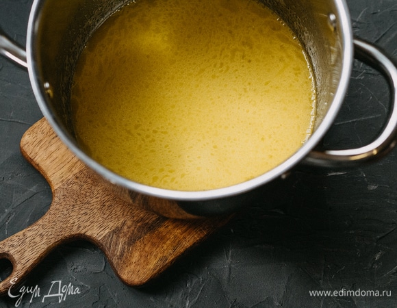 Сливочное масло растопить в воде, довести до кипения.