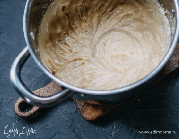 Снять с огня, вводить яйца по одному, каждый раз перемешивая массу. Также нужно смотреть на консистенцию теста при добавлении яиц: если яйца крупные, то и 3 штук будет достаточно. Тесто должно быть гладким, однородным и не растекаться слишком сильно, иначе при выпекании профитроли не будут держать форму и «поплывут». Переложите тесто в кондитерский мешок и отсадите на пергаментную бумагу кружочки диаметром 2–3 см. Выпекайте при 170°C до золотистой корочки.