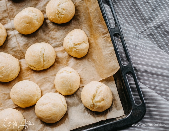 Остывшие профитроли разрезать пополам, но не до конца срезая крышечку. Положить творожную начинку в кондитерский мешок и фигурной насадкой отсадить крем на нижнюю половину, сверху положить красную икру ТМ «Восточный берег» и закрыть крышечкой.