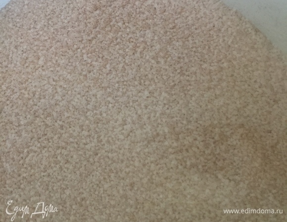 Остальной сахар смешать с пектином и «мелким дождем» добавить в ягодное пюре. Довести смесь на среднем огне до 107°C.